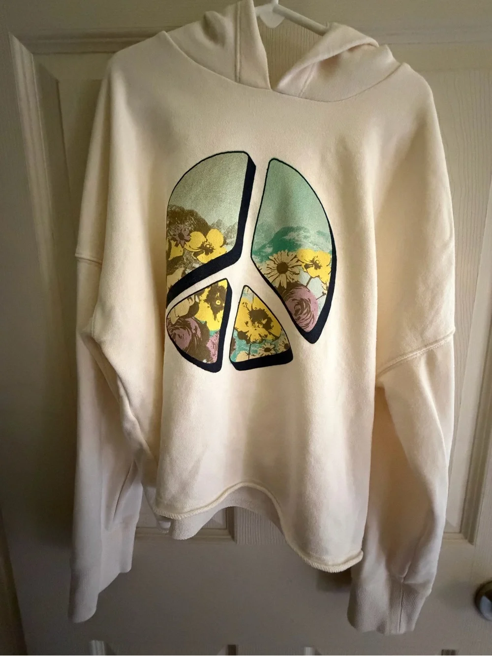 Old Navy Cropped cream hoodie with peace sign detail. Kids size L (10-12) EUC